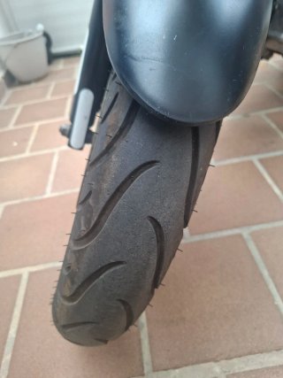 Neumático Moto Negro y Rojo