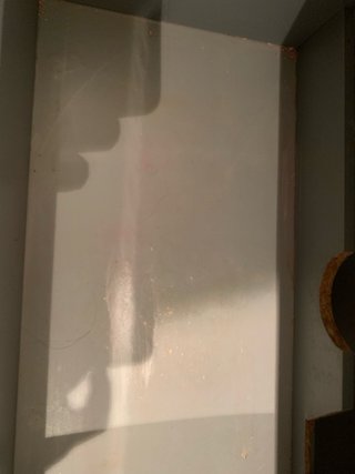 Mueble de baño negro con tiradores plateados