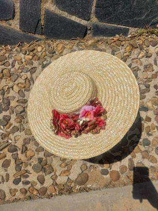 Pamela de paja con flores oro