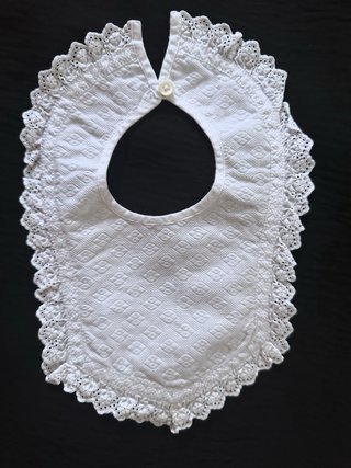 Babero vintage, antiguo blanco con encaje