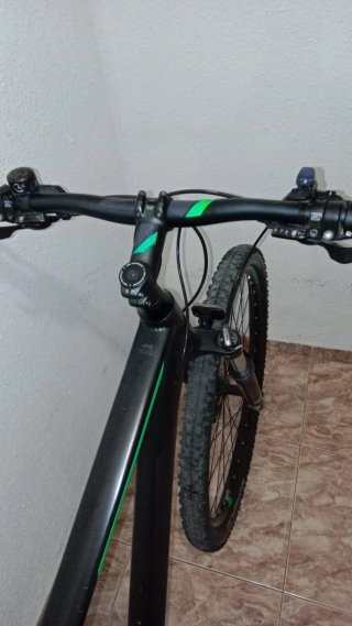 Bicicleta Montaña Negra y Verde