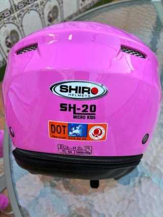 Casco de moto rosa brillante