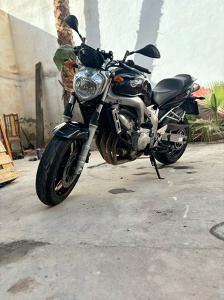 Yamaha fz6 2006 con escape leovince