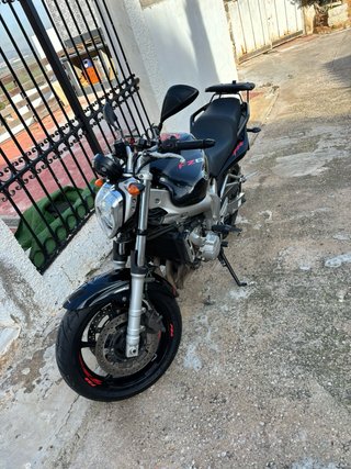 Yamaha fz6 2006 con escape leovince