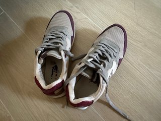 Zapatillas Mustang beige y granate