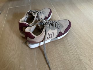 Zapatillas Mustang beige y granate