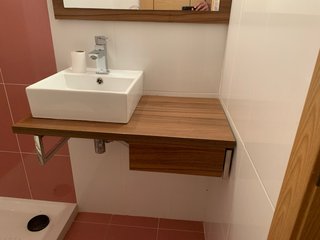 Mueble de baño suspendido madera y cerámica