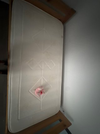 Cama individual de madera con colchón