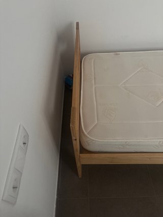 Cama individual de madera con colchón