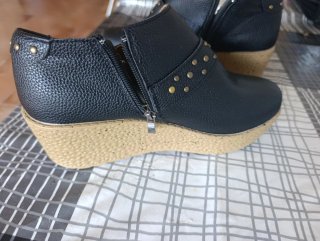 Botines negros con plataforma y tachuelas