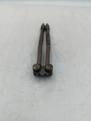 Antico schiaccianoci metallico