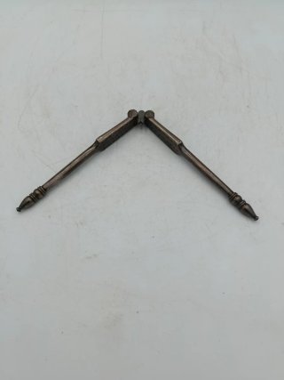 Antico schiaccianoci metallico