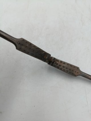 Antico schiaccianoci metallico