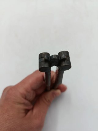 Antico schiaccianoci metallico