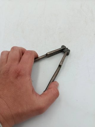 Antico schiaccianoci metallico