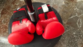 Bola de boxeo con guantes rojos