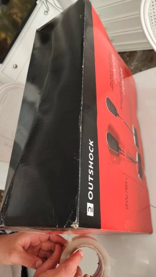 Bola de boxeo con guantes rojos
