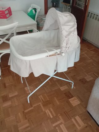 Minicuna de mimbre con capota