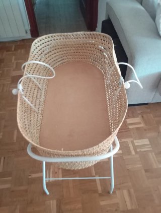 Minicuna de mimbre con capota