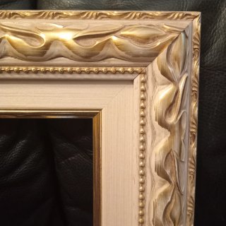 Marco de cuadro beige y dorado