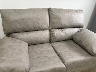 Sofá gris de tela