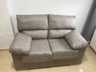 Sofá gris de tela