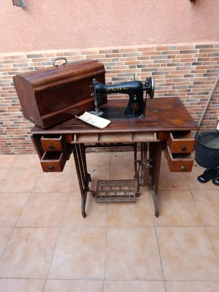 Máquina de coser Alfa antigua