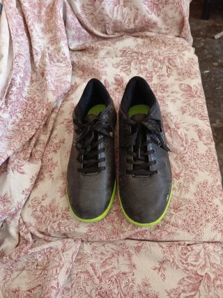 Zapatos Negros y Verdes