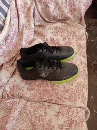 Zapatos Negros y Verdes