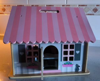 Casita de madera para muñecas