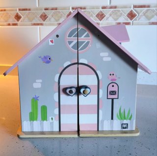 Casita de madera para muñecas
