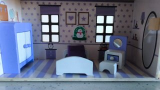 Casita de madera para muñecas