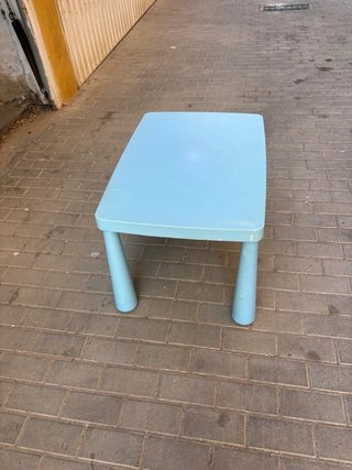 Sillas infantiles IKEA (2 unidades) y mesa a juego