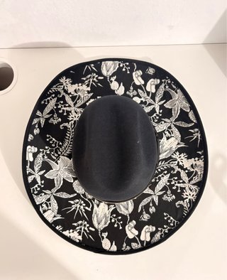 Sombrero vaquero negro con estampado floral