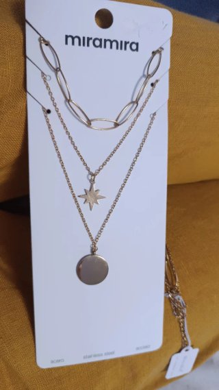 Collar dorado multicapa con estrella y disco