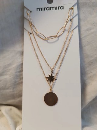 Collar dorado multicapa con estrella y disco
