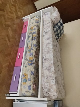 Litera de madera con cajones