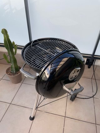 Barbacoa Weber Compact Carbón con funda original.