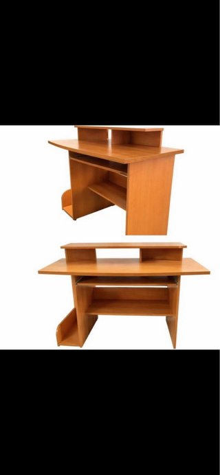 Escritorio de madera marrón