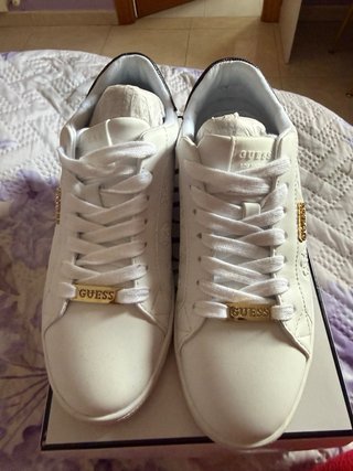 Zapatillas Guess Blancas y Doradas