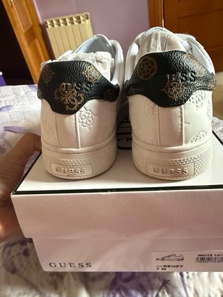 Zapatillas Guess Blancas y Doradas