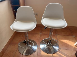 2 Taburetes Altos Blancos
