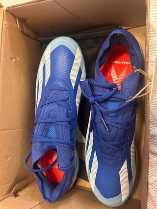 Botas de fútbol Adidas azules y blancas