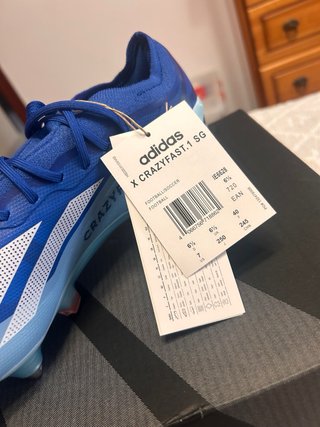 Botas de fútbol Adidas azules y blancas