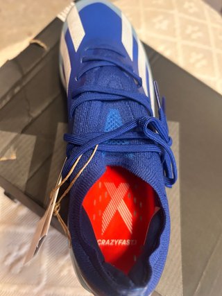 Botas de fútbol Adidas azules y blancas