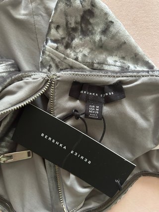 Top Bershka gris terciopelo
