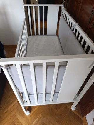 Cuna de bebé blanca con colchón