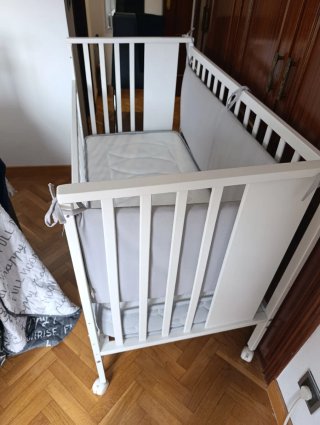 Cuna de bebé blanca con colchón