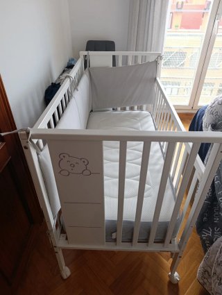 Cuna de bebé blanca con colchón