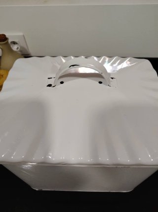 Panera vintage metal blanca con tapa